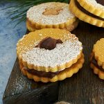 Biscotti di Natale con pasta sablée alle mandorle e un goloso ripieno al cioccolato