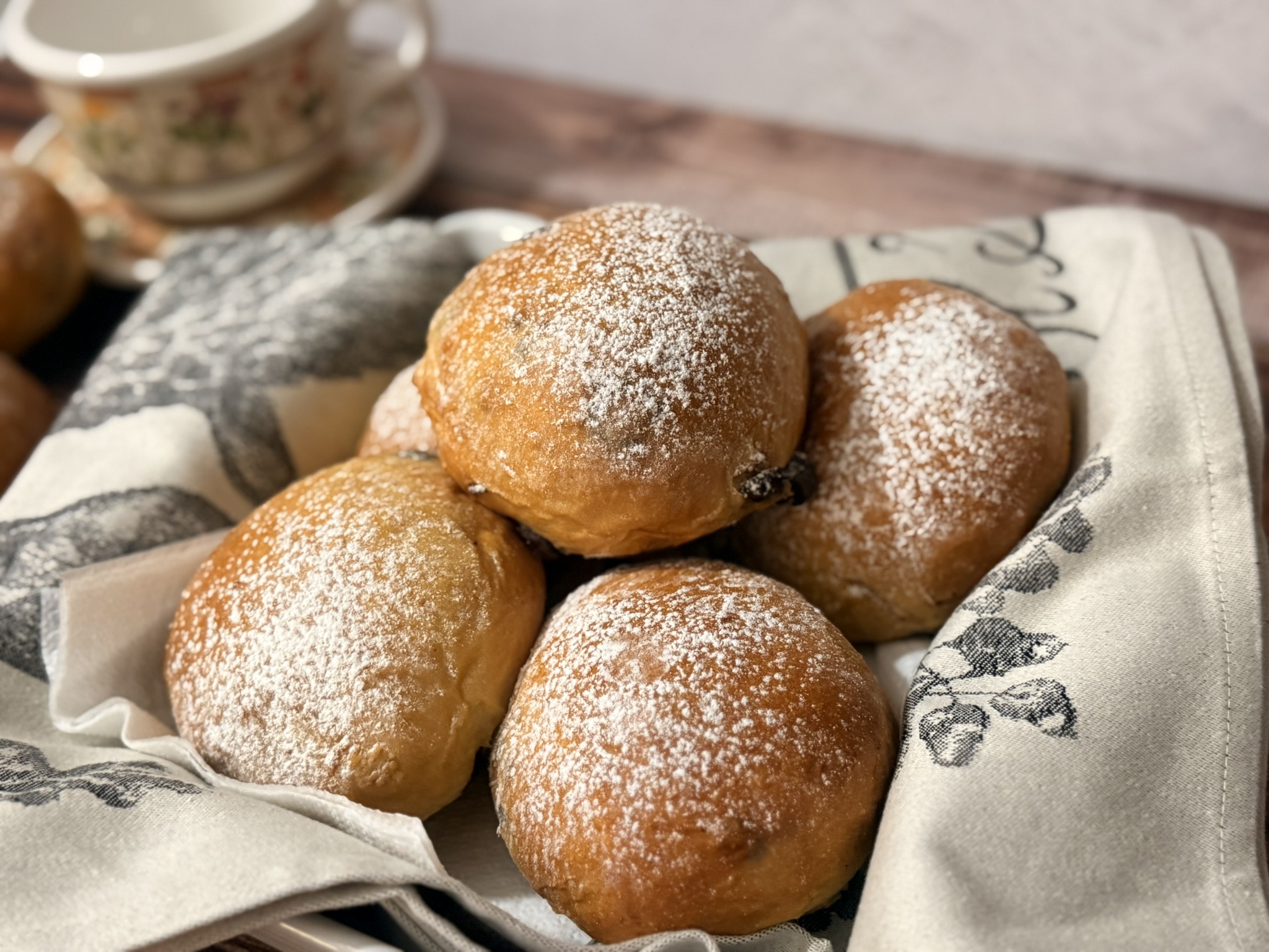 Pangoccioli fatti in casa ricetta soffice con gocce di cioccolata, morbidi, appena sfornati