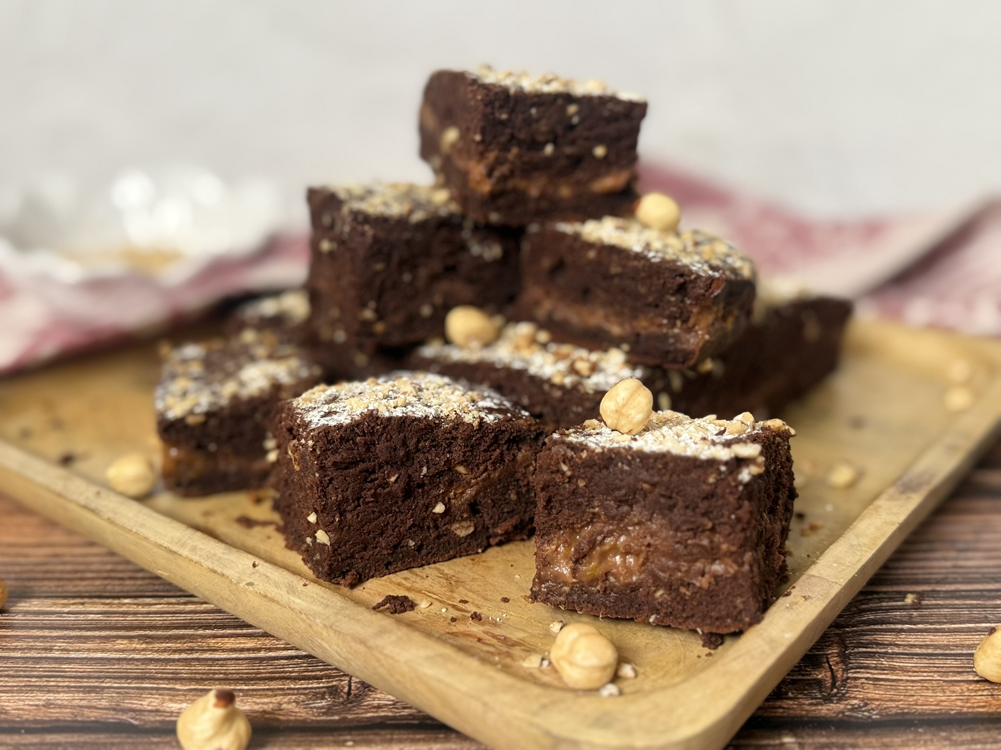 Torta Sacher senza glutine ricetta morbida al cioccolato con albicocche, soffice e tagliata a quadrotti con nocciole