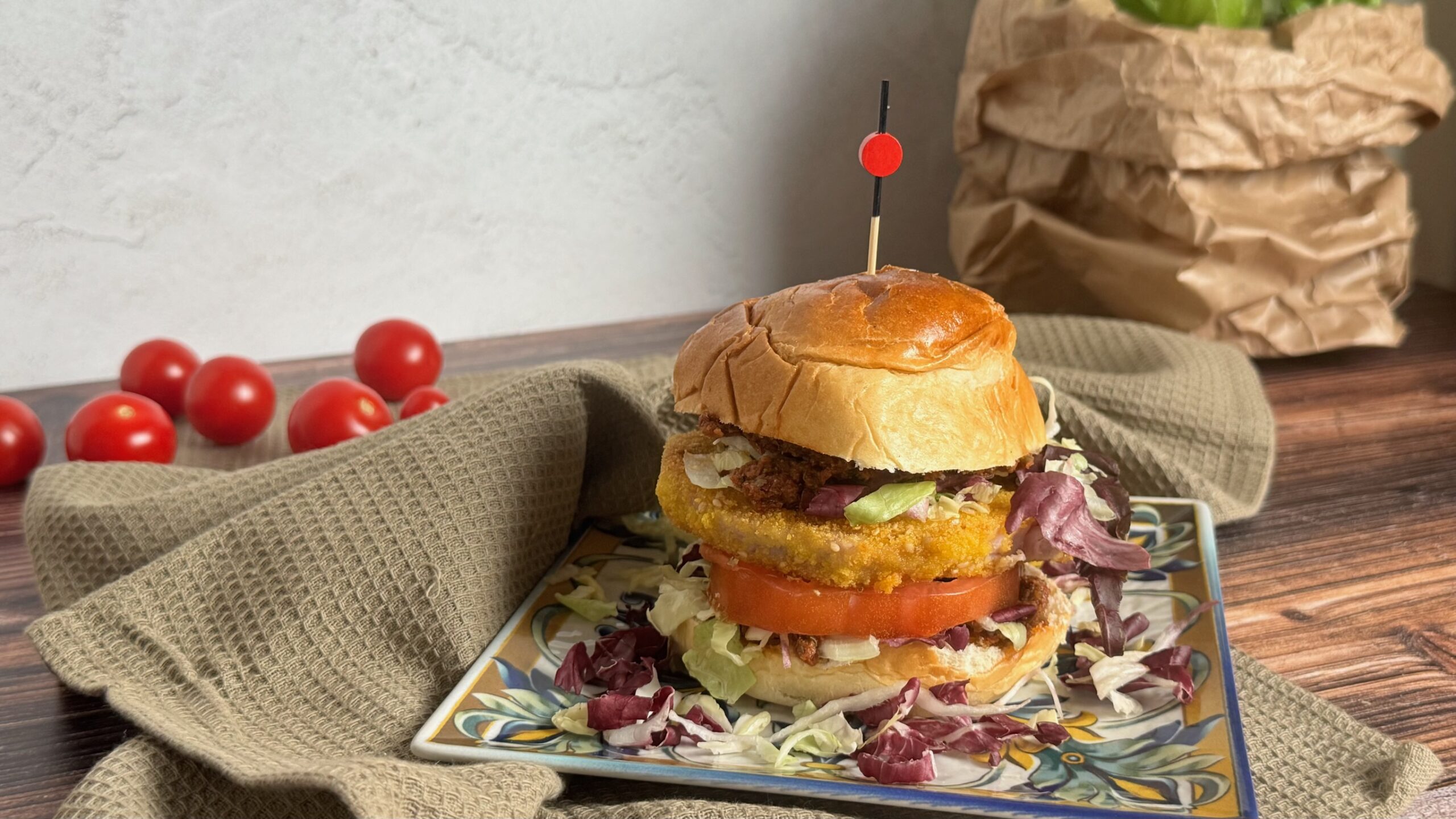 panino con cotoletta di tonno, brioche sfiziosa con pesto di pomodori secchi, farcita con cotoletta di tonno impanata, insalata verde, pomodoro fresco e pesto di pomodori secchi.