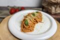 SPAGHETTI CREMOSI CON CONDIMENTO SENZA COTTURA: RICETTA ESTIVA FACILE E VELOCE