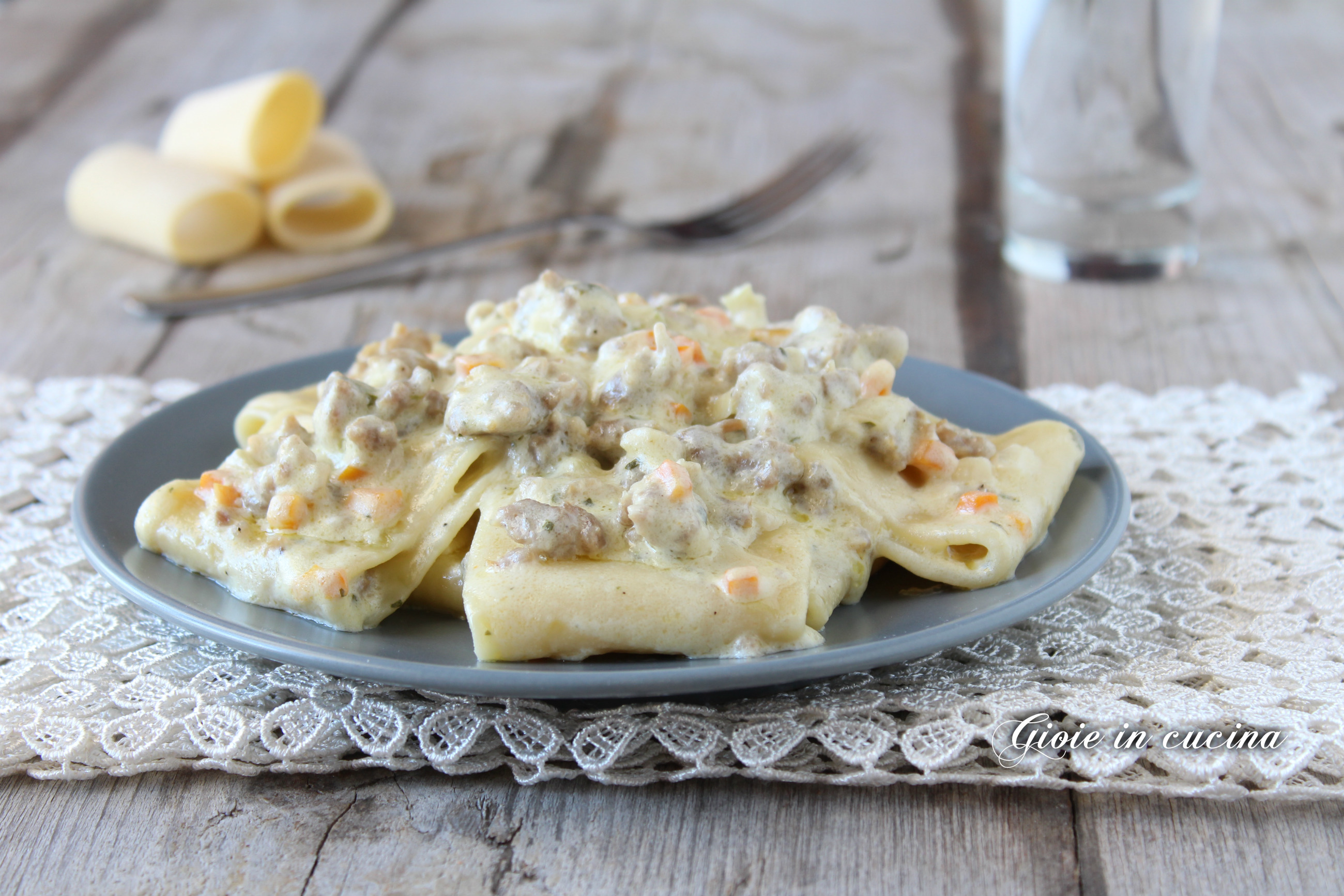 Paccheri cremosi con salsiccia e Philadelphia Gioie In Cucina