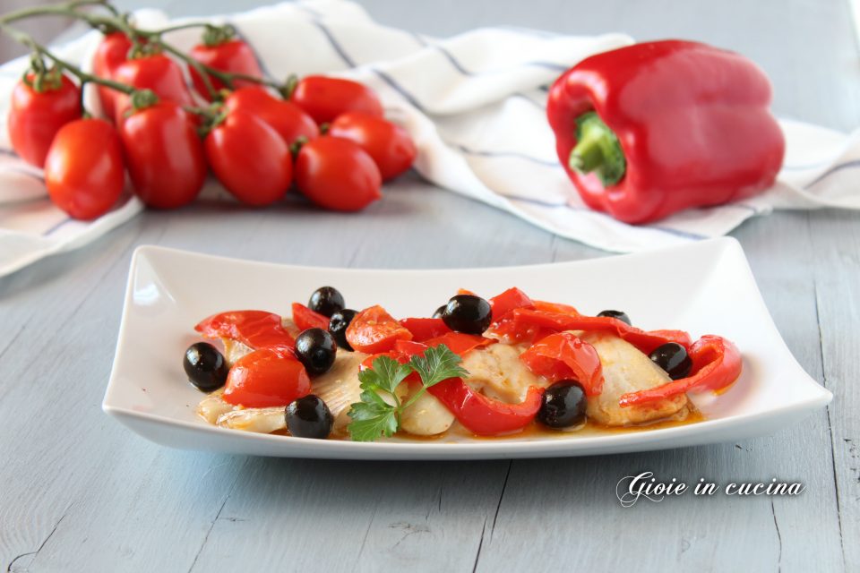 Filetti di merluzzo con peperoni e pomodorini