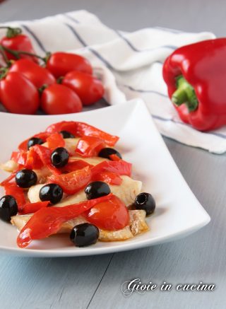 Filetti di merluzzo con peperoni e pomodorini