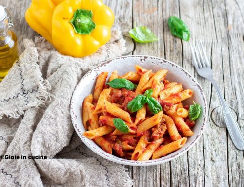 Pasta con sugo di peperoni e salsiccia