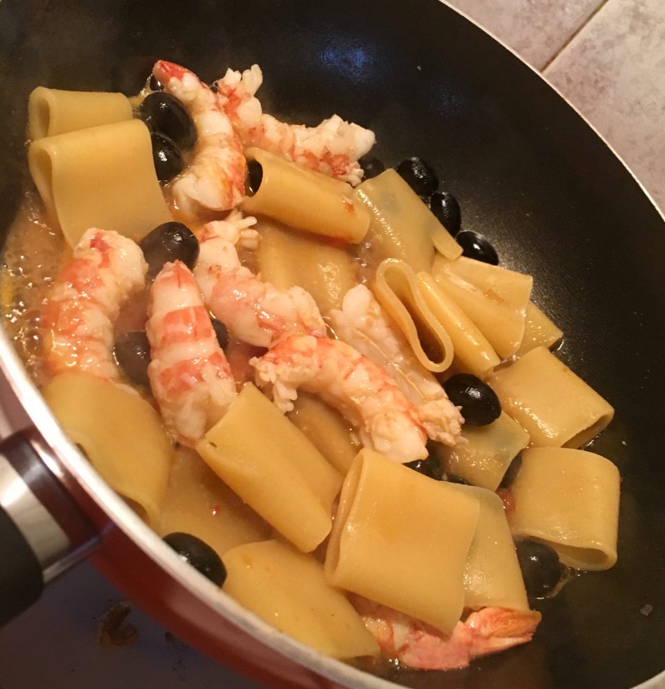 Paccheri con gamberi, olive nere e bisque di gamberi Cremona