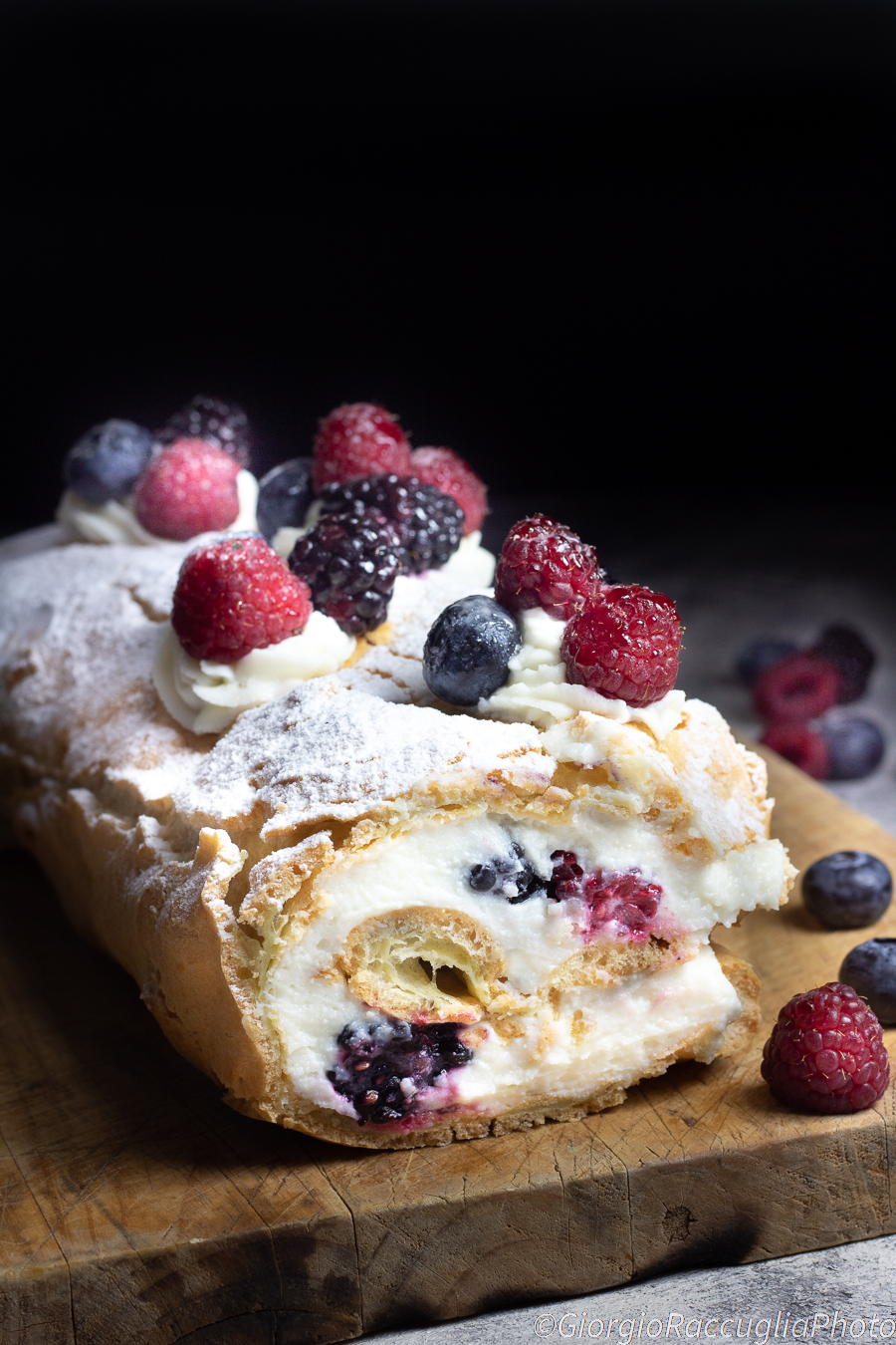 rotolo di pasta choux crema di ricotta e frutti rossi