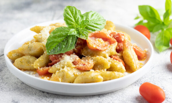 Ricetta pasta fresca al basilico con pomodorini datterino