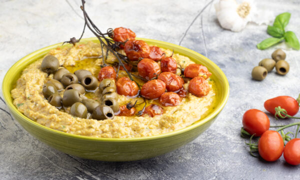 Ricetta hummus con pomodorini datterino e olive