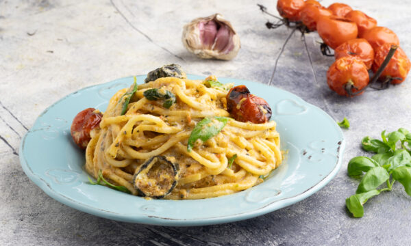 Spaghetti con pesto zucchine e pomodorini
