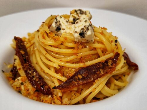 Spaghetti con quartirolo, pomodorini secchi e mollica
