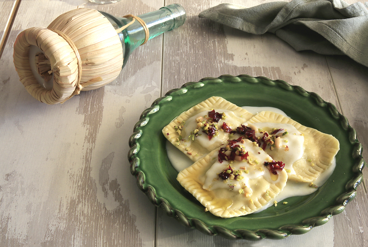 Ravioloni con crumble al pistacchio e crema di parmigiano