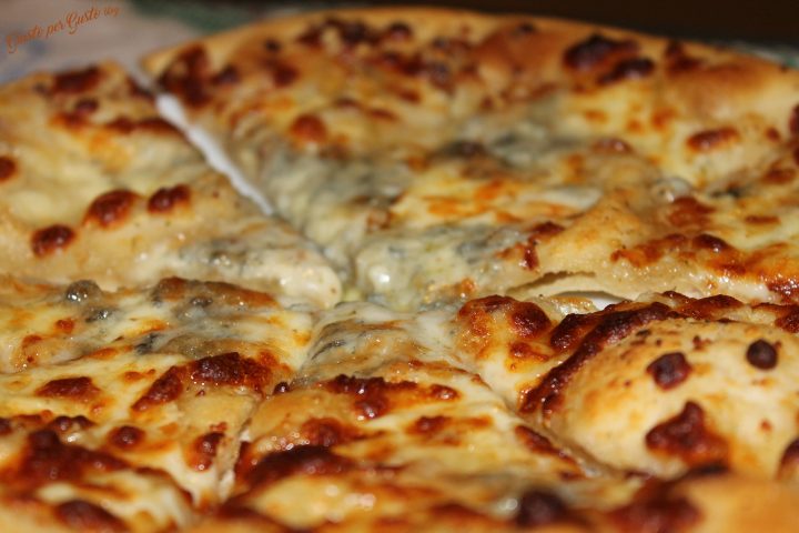 Pizza con gorgonzola e noci