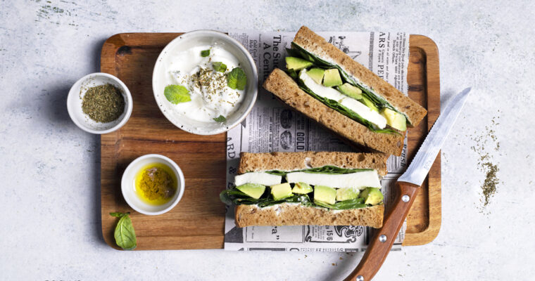 Sandwich con avocado, spinacini e fiordilatte