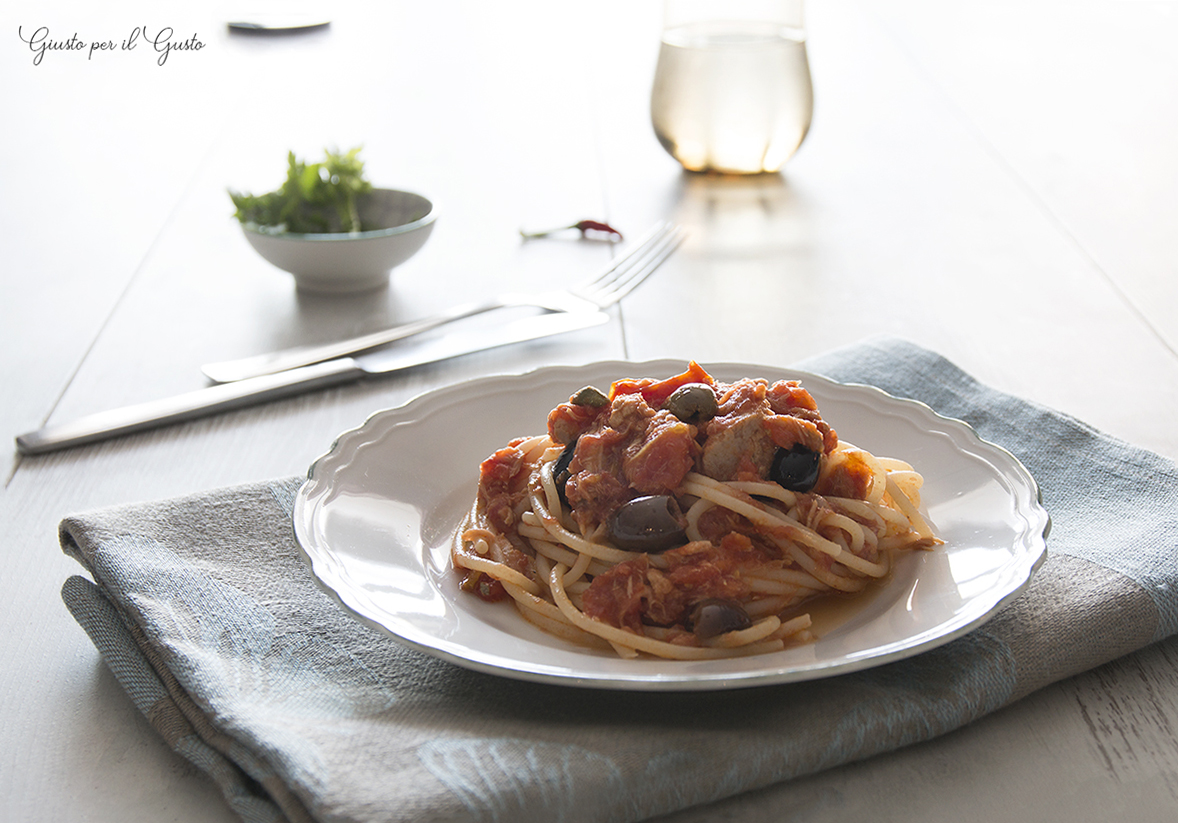 Spaghetti tonno, olive e  capperi