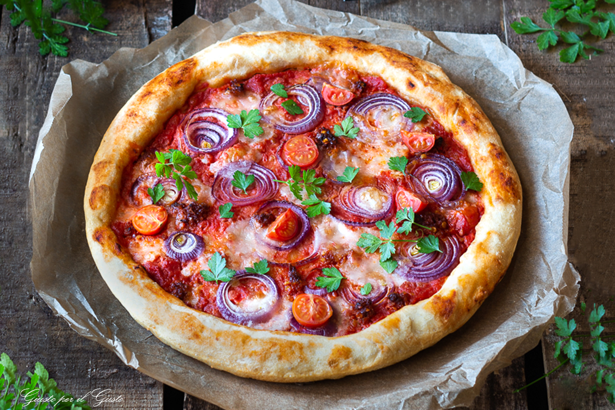 Pizza alla calabrese con cipolle rosse, n’duja e provolone