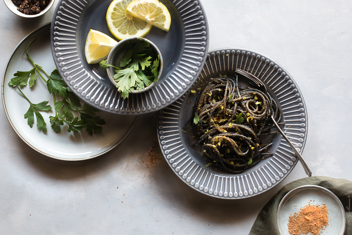 Spaghetti al nero di seppia con bottarga, pesto di pomodori secchi e zeste di limone