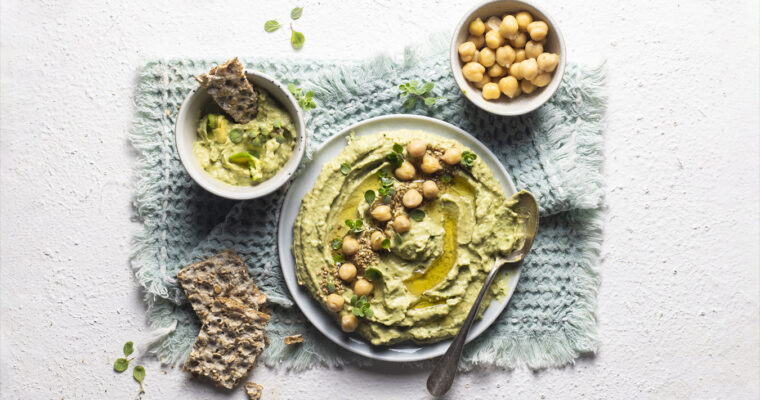 Hummus di avocado e spinacini novelli