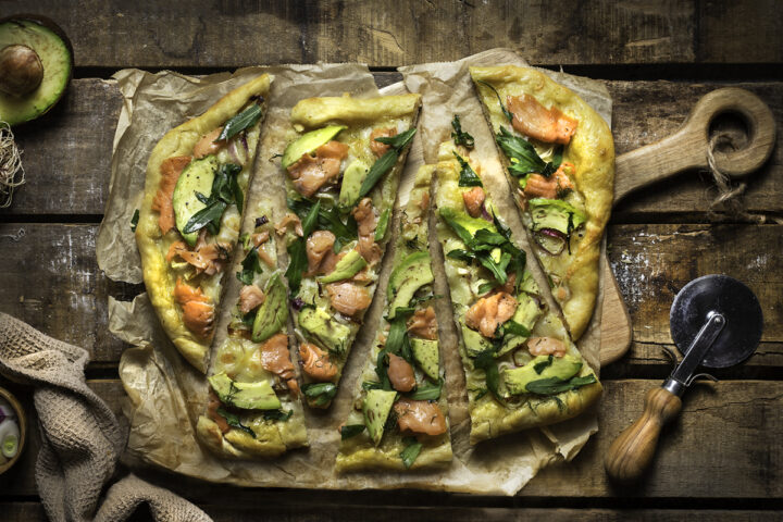 Pizza avocado e salmone affumicato