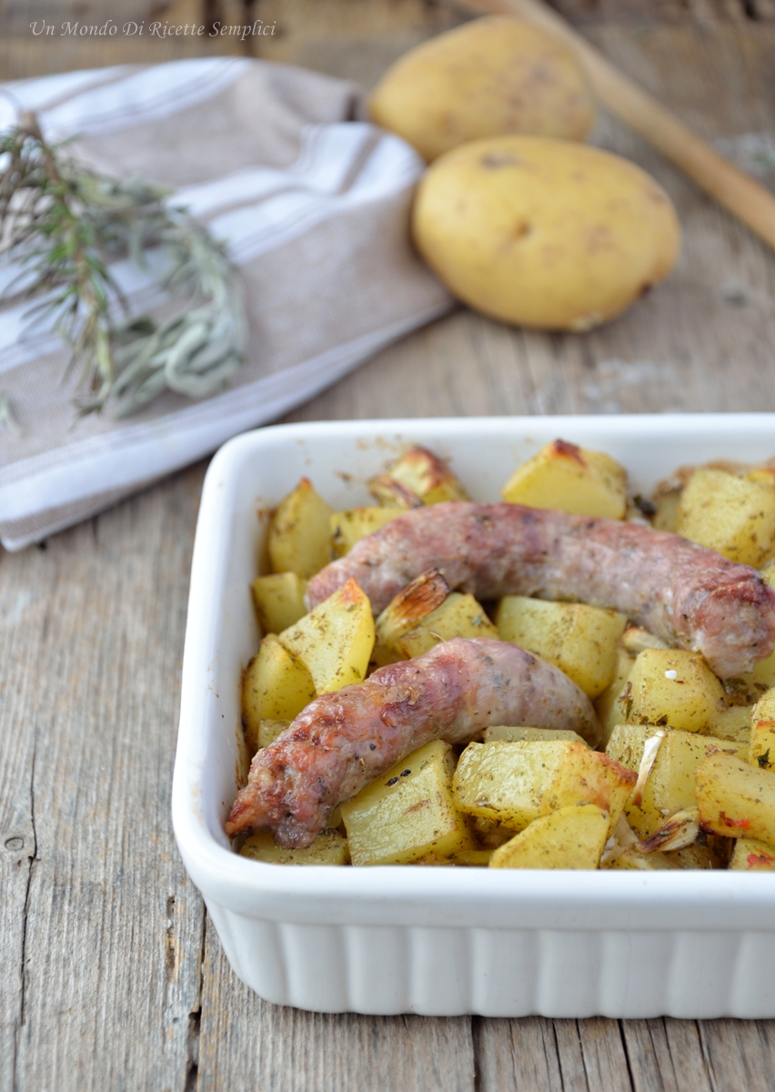 salsiccia al forno con patate e cipolle