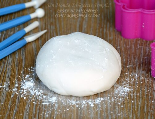 Pasta di zucchero con i marshmallow