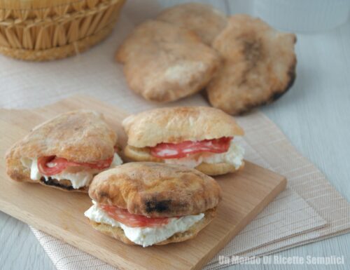 Focaccine con ricotta e salame