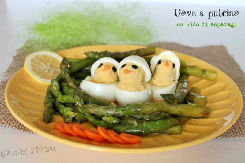 Uova a pulcino su nido di asparagi