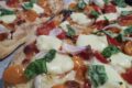Pinsa pomodoro rossi e gialli con formaggio brie