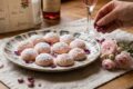 Un Dolce Abbraccio: Amaretti alle Rose e Alchermes