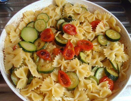 Farfalle con zucchine e pomodorini