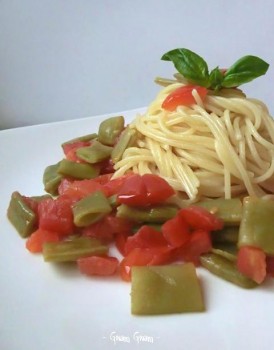 spaghetti taccole e pomodoro