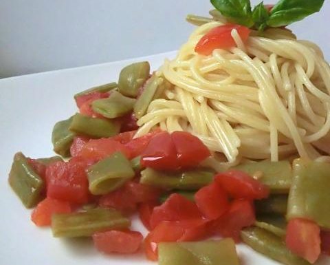 Spaghetti con taccole al pomodoro