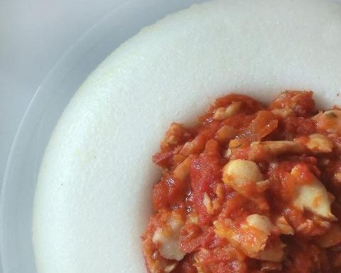 Ciambella di polenta bianca con ragù di merluzzo | Ricetta
