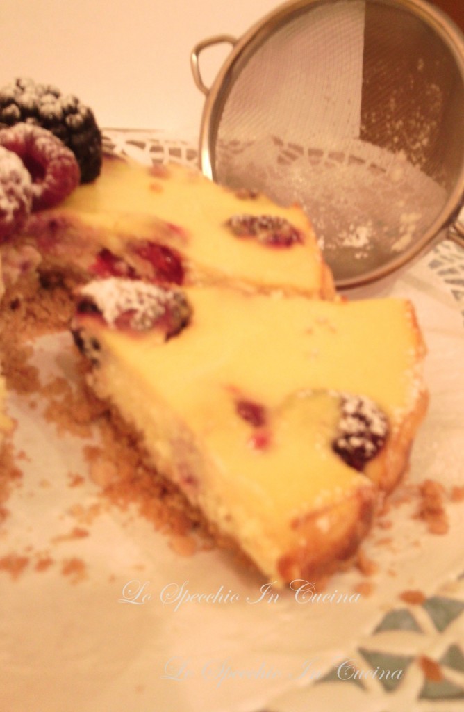 Cheesecake con frutti di bosco , ricetta dolci , ricetta con frutta , ricetta dal Blog Lo Specchio In Cucina