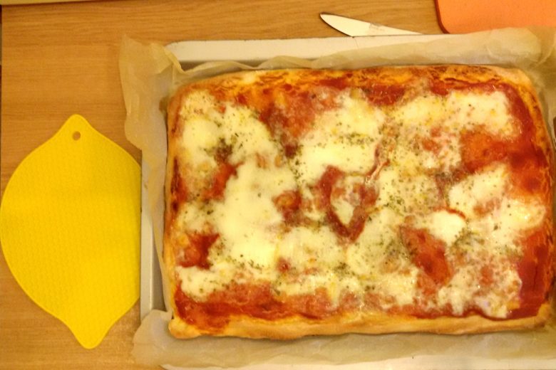 Pizza home made , soffice e croccante , come in pizzeria