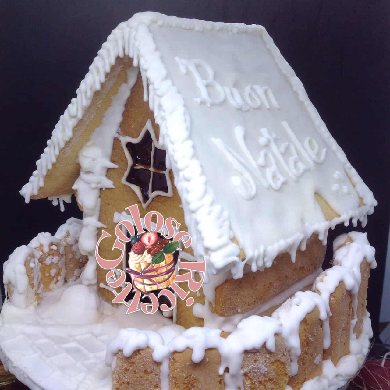 Casetta di natale di frolla e ghiaccia reale