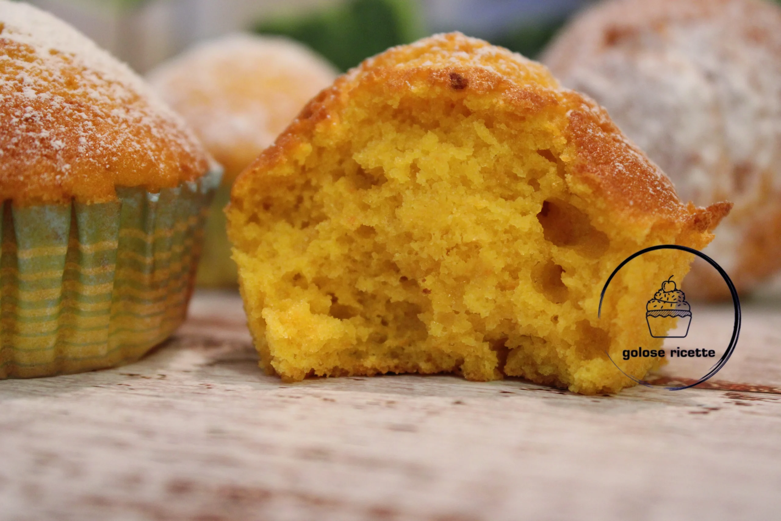 torta carote senza lattosio negli stampi da muffins