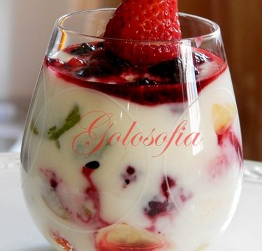 Coppette di yogurt e frutta, ricetta light golosa!