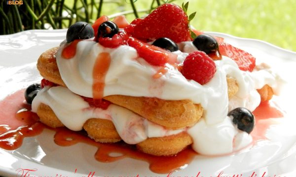 Tiramisu’ allo yogurt con fragole e frutti di bosco, ricetta dolci