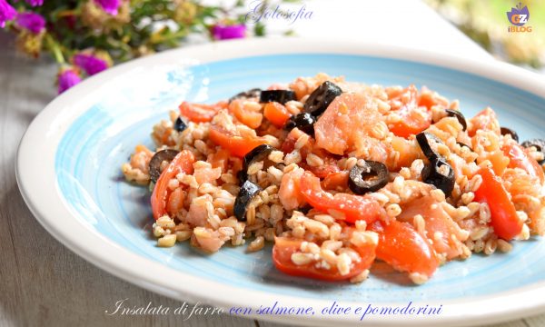 Insalata di farro con salmone, olive e pomodorini, ricetta gustosa