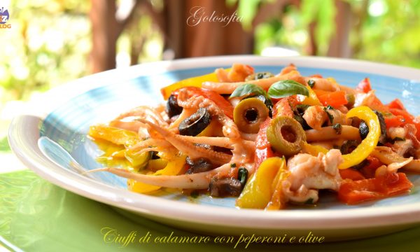 Ciuffi di calamaro con peperoni e olive, ricetta gustosissima