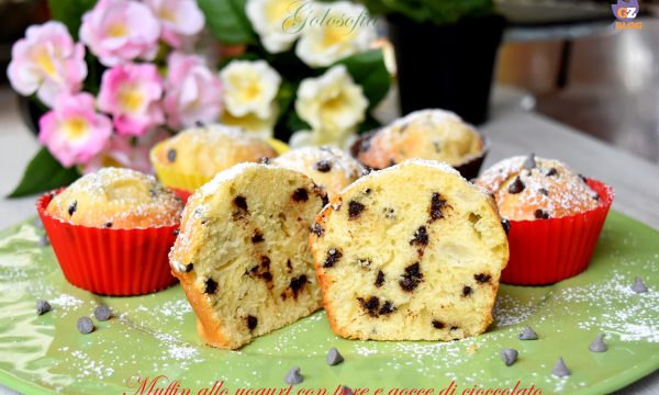 Muffin allo yogurt con pere e gocce di cioccolato, ricetta soffice golosa