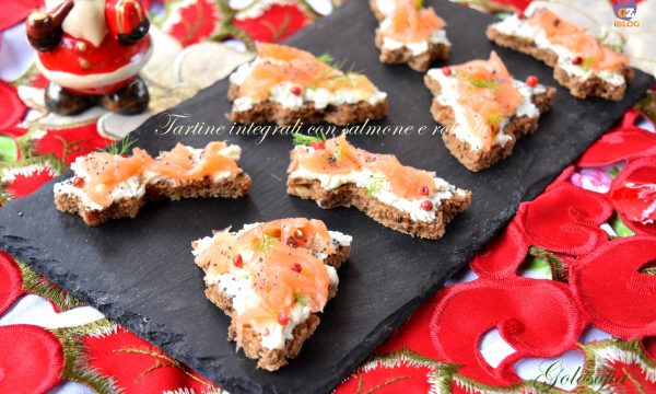 Tartine integrali con salmone e robiola, ricetta natalizia finger food