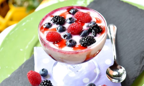 Coppette con crema allo yogurt e frutti di bosco, fresche e golose!