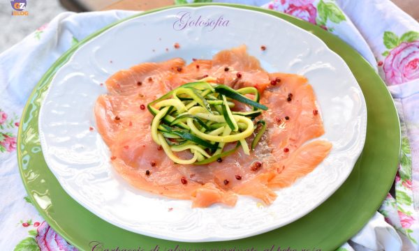 Carpaccio di salmone marinato al pepe rosa, antipasto fresco e veloce