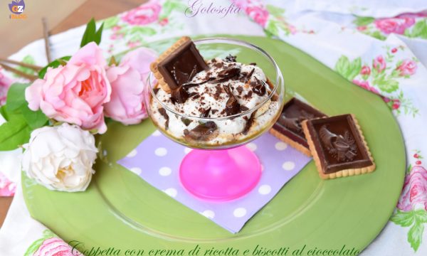 Coppetta con crema di ricotta e biscotti al cioccolato, goloso dessert