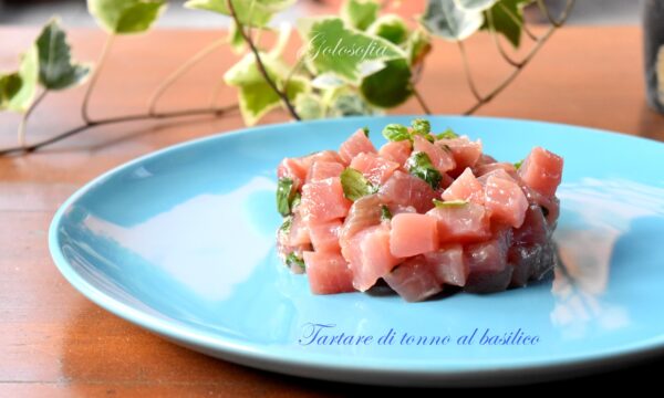 Tartare di tonno al basilico, ricetta leggera e saporita