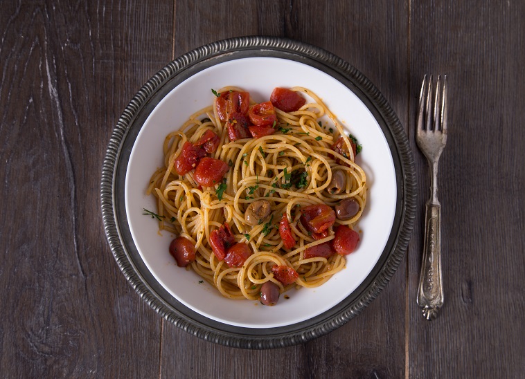 Spaghetti veloce con pomodorini e acciughe taggiasche sugo spaghetti saporito ricetta facile primo pomodorini piatto pasto passo dopo passo olive gustoso goodcook blog acciughe   