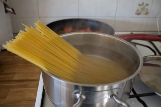 Ricetta Spaghetti Aglio Olio Peperoncino Pomodorini e Mollica di Pane variante spagetti aglio olio peperoncino ricette ricetta passo dopo passo mollica di pane cucina povera con pomodorini acciughe   