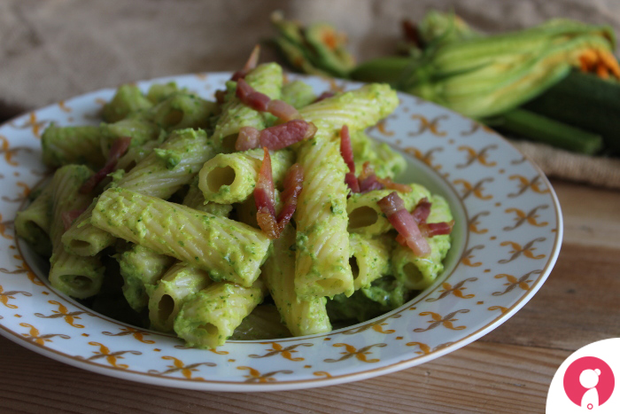 Pasta zucchine e pancetta cremosa, ricetta facile e saporita, last minute